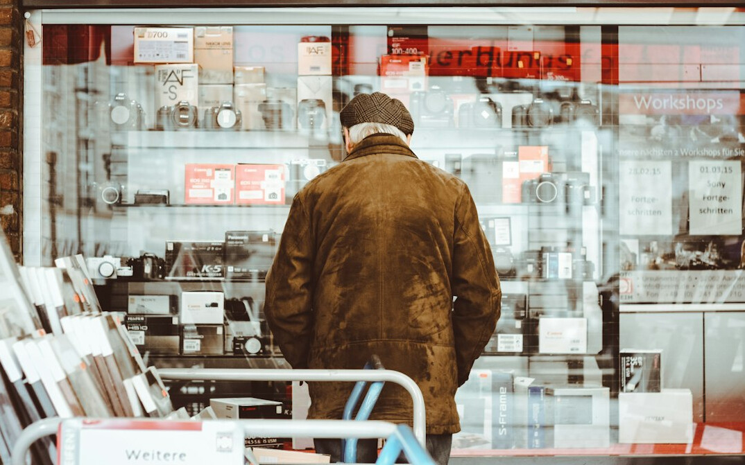 store detective stopping thieves